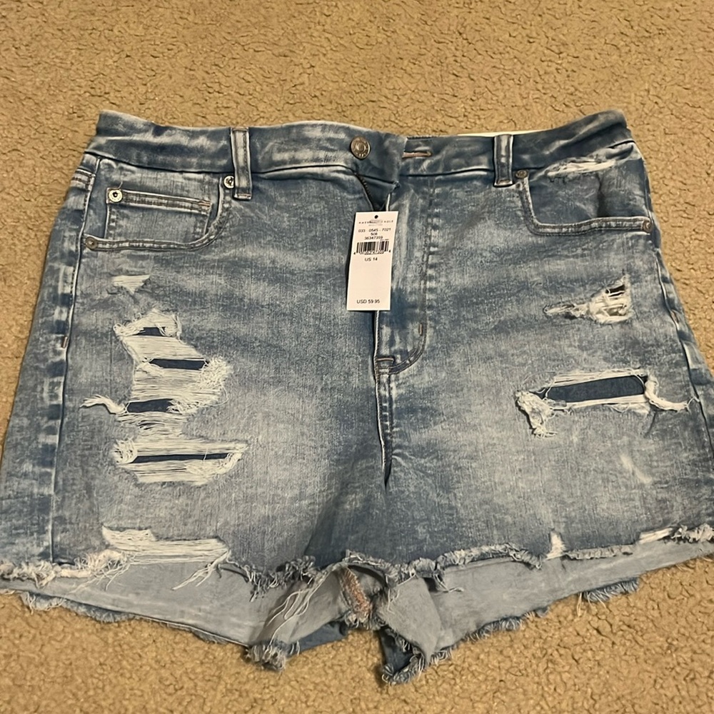 Women’s American Eagle shorts. Size 14. Never worn, still has tags.